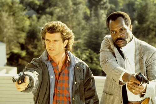Lethal Weapon (1987): Lethal Weapon là một đỉnh cao của dòng phim buddy cop. Kịch bản phim không quá đột phá, nhưng sự ăn ý giữa Mel Gibson với Danny Glover đã biến bộ đôi cảnh sát Riggs - Murtaugh trở nên kinh điển trong mắt khán giả. Đồng thời, phim cũng khéo léo cân bằng yếu tố hành động với tâm lý xoay quanh đời tư của hai nhân vật chính. Lethal Weapon sau đó có thêm bốn phần hậu truyện, và phần 5 vẫn được ấp ủ bấy lâu nay, dù Gibson và Glover nay đã lớn tuổi.