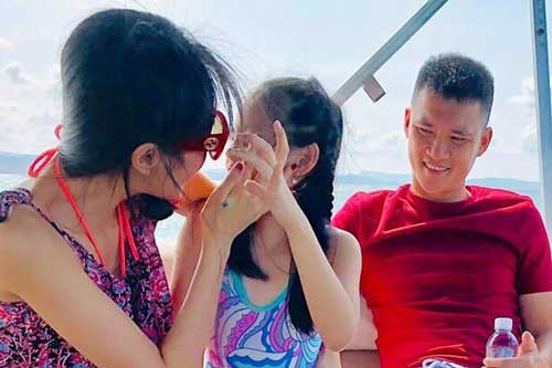 Thủy Tiên bất ngờ đến xém ngất khi biết ca khúc mới mà con gái chọn để tập đàn và hát