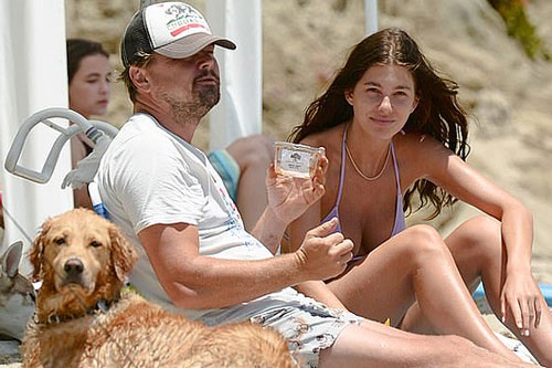 Leo DiCaprio thư giãn trên bãi biển cùng bồ trẻ