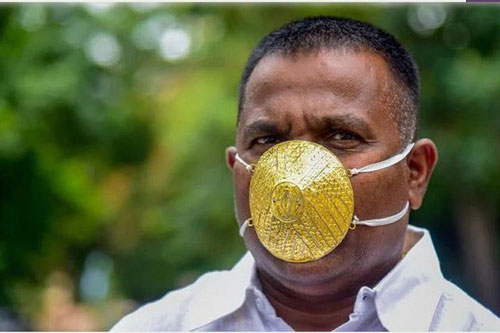 Khẩu trang đính vàng và kim cương “hút” khách ở Ấn Độ