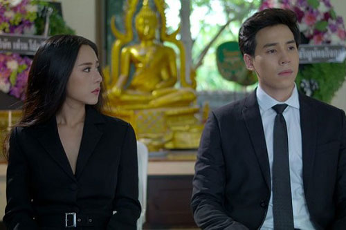 Còn chưa ăn hỏi, vậy mà khi mẹ người yêu mất, anh lại ném khăn tang cho tôi rồi yêu cầu một chuyện vô lý đùng đùng