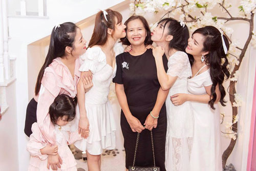 Nhã Phương liên tục khiến fan lo lắng vì đôi chân tong teo, khẳng khiu