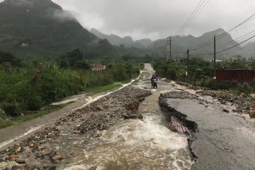Mưa lũ gây xói mòn nền đường tại nhiều tuyến đường giao thông của tỉnh Lai Châu. Ảnh: TTXVN