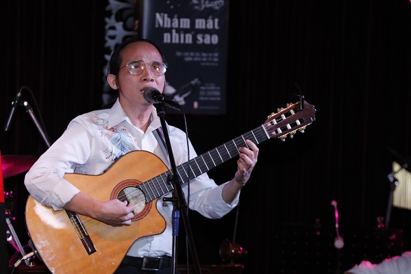 Sau tự truyện Nhắm mắt nhìn sao, nghệ sĩ khiếm thị Hà Chương ra mắt ca khúc Khát vọng tâm hồn