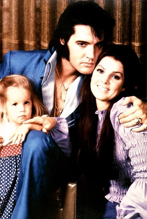 Lisa Marie Presley ngày nhỏ bên bố mẹ.