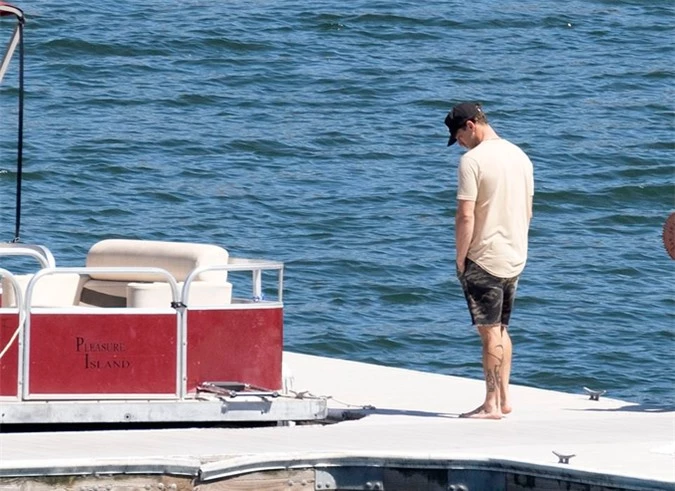 Nam diễn viên Ryan Dorsey - chồng cũ của Naya Rivera - đứng lặng bên hồ hôm 11/7. Cạnh anh là chiếc thuyền mà Naya thuê ra hồ cùng con trai hôm 8/7 nhưng cô đã không trở lại. Ryan và Naya từng kết hôn từ năm 2014 đến 2018 và có một con trai chung.
