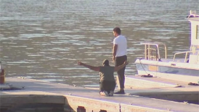 Mẹ nữ diễn viên đau đớn quỳ gối bên hồ. Bà và con trai cùng cầu nguyện cho Naya.