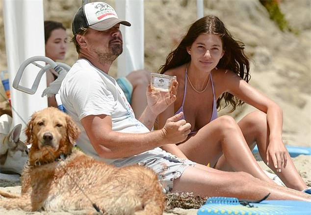 Leo DiCaprio thư giãn trên bãi biển cùng bồ trẻ