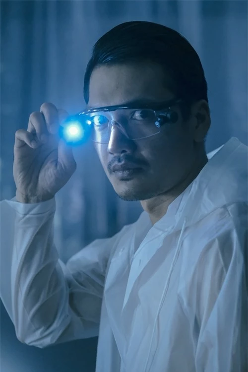 Quang Tuấn trong vai bác sĩ thẩm mỹ mắt có tâm lý phạm tội biến thái.