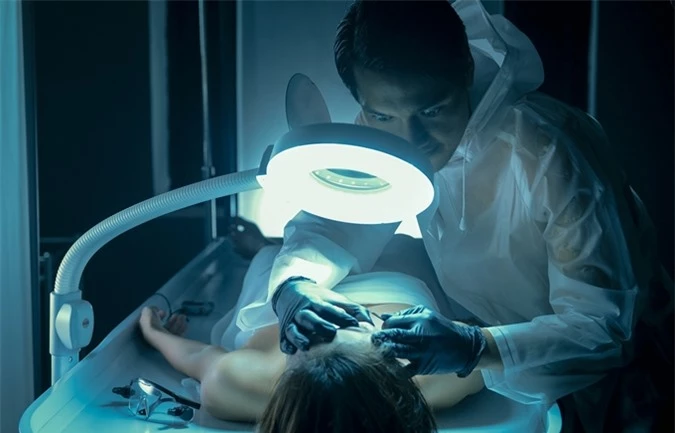 Quang Tuấn trong một cảnh quay giải phẫu mắt ghê rợn.