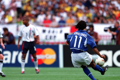 Tận mục 10 bàn thắng đáng nhớ bậc nhất của Ronaldinho