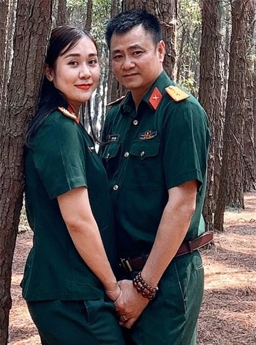 [Caption]Đằng sau lưng của người đàn ông thành công là một người phụ nữ vất vả vì chồng. Cảm ơn cô Bộ Đội của đời tôi. Chúc mừng Đại uý- NSND Tự Long nhắn gửi tới bà xã.