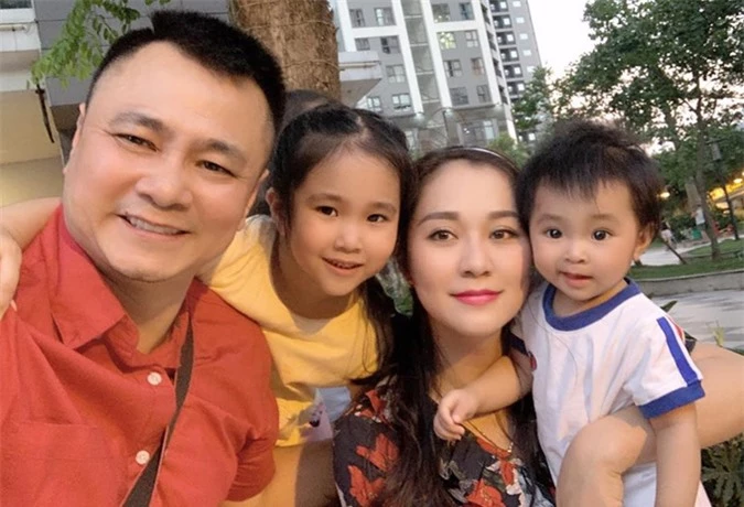 Gia đình Tự Long hiện sống ở một chung cư cao cấp tại Hà Nội. NSND rất hài lòng với hạnh phúc tròn đầy hiện tại.