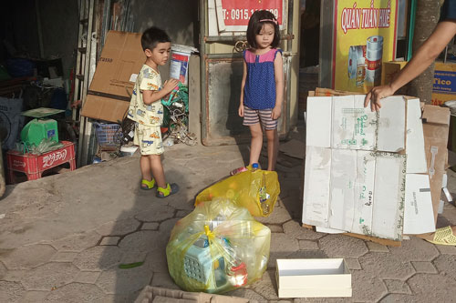 Dù gia đình không nghèo nhưng vẫn để con đi nhặt rác, người mẹ này được ủng hộ vô cùng vì một lý do đặc biệt