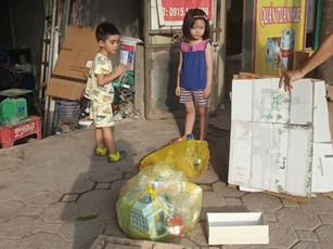 Dù gia đình không nghèo nhưng vẫn để con đi nhặt rác, người mẹ này được ủng hộ vô cùng vì một lý do đặc biệt