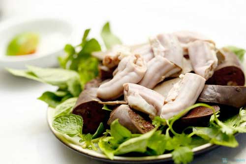 Lòng lợn nhiều người thích nhưng không phải ai cũng biết tuyệt chiêu chọn lòng ngon, cách luộc chín tới - giòn sật sật này