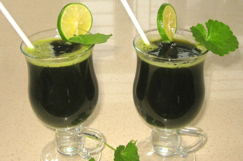 Giải nhiệt ngày hè với cách làm sinh tố rau má cực đơn giản