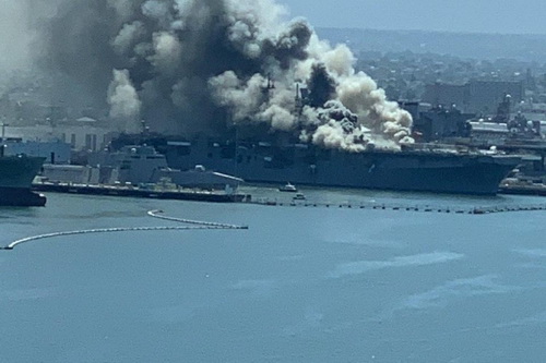 Tàu đổ bộ tấn công cỡ lớn của Mỹ bị cháy do vụ nổ bí ẩn
