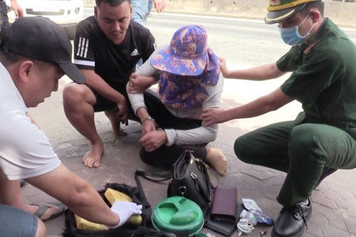 Bắt đối tượng thuê taxi vận chuyển 12.000 viên ma túy tổng hợp