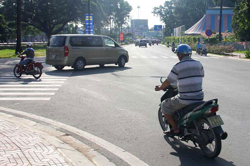 Các trường hợp phải bật xi nhan để không bị xử phạt