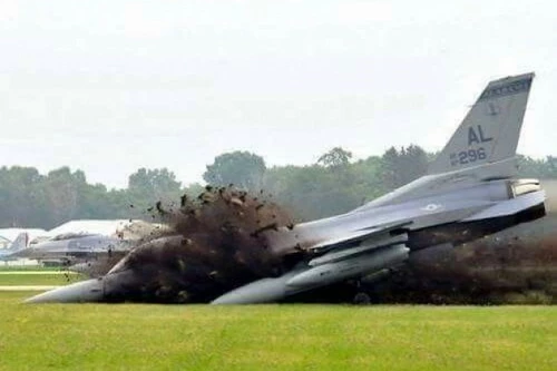 Một tiêm kích hạng nhẹ F-16 Fighting Falcon của Mỹ gặp nạn trong khi hạ cánh. Ảnh: National Interest.