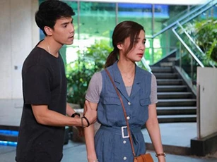 Sau 3 tháng ly thân, ngày gặp nhau tại tòa, tôi ngớ người khi thấy chồng ngồi trên chiếc xe lăn, xấu hổ không dám nhìn thẳng mặt vợ