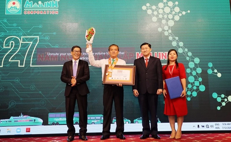 Đại diện Tập đoàn Mai Linh đón nhận Kỷ lục “Hãng taxi có số lượng ca hộ sinh trên xe nhiều nhất Châu Á”