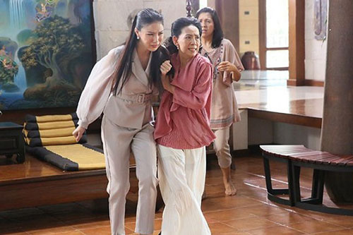 Mới đẻ đã phải dậy nấu cơm, em ức chế đổ ụp bát canh và được mẹ chồng gọi xe đưa về nhà ngoại, lời bà nói sau đó khiến nàng dâu phục sát đất