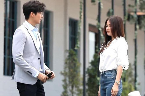 Chồng ngoại tình rồi hào phóng tặng vợ ô tô tiền tỷ trong lúc đang ly thân để níu kéo, song câu trả lời của cô lập tức khiến anh ta phải hổ thẹn cúi đầu