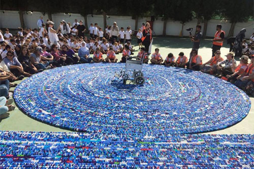 Kỷ lục thế giới về xâu chuỗi nắp chai nhựa