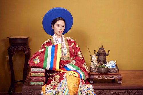 Nữ MC tái hiện nét đẹp cổ phục triều Nguyễn