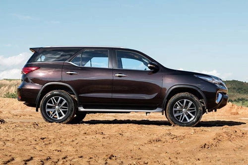 9. Toyota Fortuner (doanh số: 3.677 chiếc).