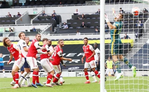 Cầu thủ Arsenal (áo sẫm) thất thần nhìn bóng bay vào lưới sau cú đánh đầu của Alderweireld