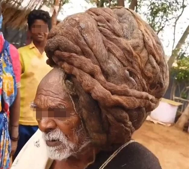 Cụ 95 tuổi chưa từng cắt tóc suốt gần 1 thế kỷ, mở tung mái tóc cuốn tổ chim ra khiến ai cũng choáng váng, dân làng còn tôn kính như 
