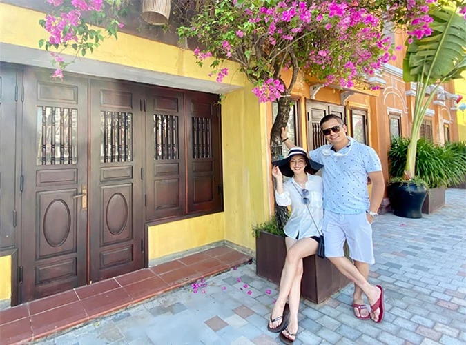 Vợ chồng Jennifer Phạm - Đức Hải thăm thú cảnh sắc phố cổ Hội An.