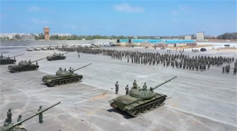 LNA bat ngo cong khai lo xe tang T-62M hoan toan moi