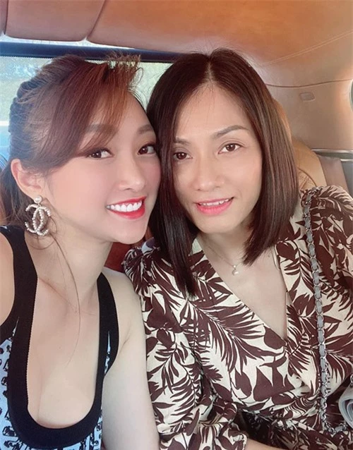 Bạn gái doanh nhân của Chi Bảo tổ chức Family Tour, đưa gia đình anh, gồm cả vợ cũ Hồng Loan đi tham quan trung tâm chăm sóc sắc đẹp cô mới mở tại TP HCM.