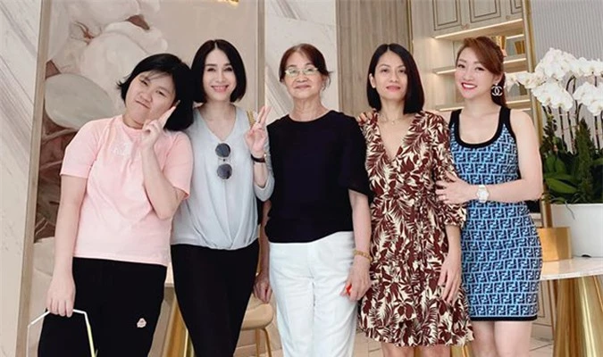 Mẹ ruột Chi Bảo (áo đen) và em gái (thứ hai từ trái qua), cháu của anh (áo hồng) có dịp tham quan spa hơn 100 tỷ đồng của Lý Thùy Chang.