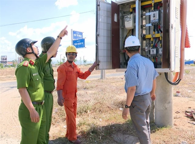 Trộm cắp cáp điện cao thế - coi chừng mất mạng! - Ảnh 1.