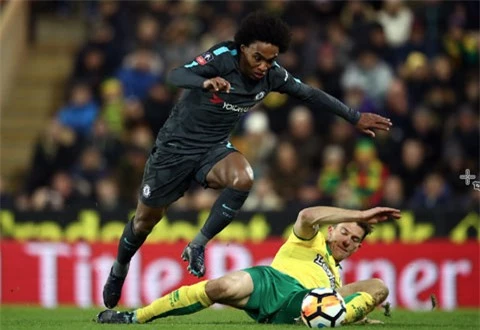 Willian (trên) nhiều khả năng sẽ ở lại Premier League