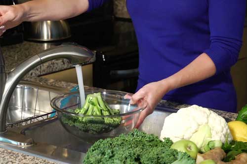 Mẹ đã hại con kém thông minh, không phát triển được vì thói quen rửa rau quá phổ biến này