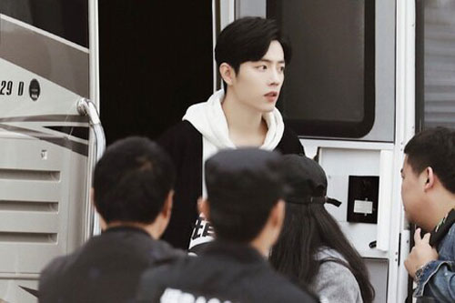 Lịch trình quay phim mới bị tiết lộ, Tiêu Chiến bị fan cuồng 'bám đuôi' không rời