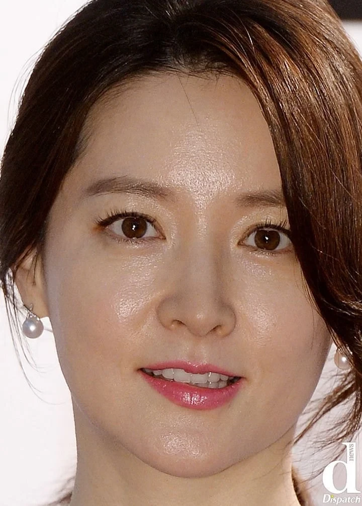 Lee Young Ae: Nữ diễn viên sinh năm 1971 được coi là một trong những biểu tượng nhan sắc Hàn Quốc. Cô chạm ngõ nghệ thuật với vai trò người mẫu quảng cáo từ những năm cuối thập niên 1980, sau đó gây sốt châu Á với vai diễn trong Anh em nhà bác sĩ, Pháo hoa, Nàng Dae Jang Geum... Ở tuổi 49, nhiều người nhận xét bà mẹ 2 con vẫn giữ được vẻ đẹp tự nhiên, gương mặt in dấu thời gian song vẫn rạng rỡ. Mỹ nhân họ Lee không đặt nặng việc dưỡng da bằng mỹ phẩm. Bí quyết để có được làn da căng mịn của cô là nhờ vỏ khoai tây. Ảnh: Star, Dispatch.