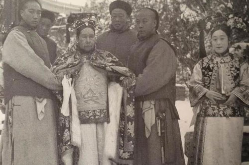 Thái giám thời nhà Thanh luôn mang một chiếc khăn lớn thấm hương liệu bên mình, nguyên nhân của hành động này có liên quan đến việc tịnh thân