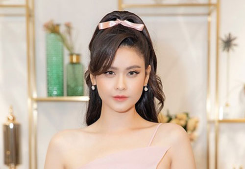 Trương Quỳnh Anh khoe dáng với đầm lụa ôm sát