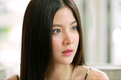 Vòi nước bị hỏng, tôi vội chạy sang nhờ hàng xóm giúp đỡ, nhưng cánh cửa mở ra tôi choáng váng thấy bóng dáng quen thuộc