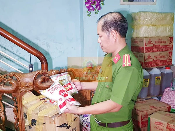 Đội Cảnh sát Kinh tế - Môi trường (Công an quận Thanh Khê) phát hiện cơ sở của Phan Tuyến đóng gói hàng ngàn bao mì chính, bột nêm giả