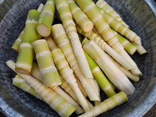 Luộc măng tươi kiểu này bao nhiêu độc tố 'bay' sạch lại giòn ngọt không sợ đắng