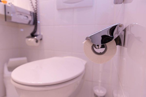 Lấy miếng giẻ thấm chút giấm ăn bỏ vào nhà vệ sinh ai cũng tưởng dở, nhưng điều kỳ diệu xảy ra