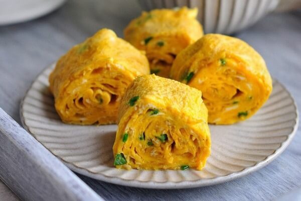 Rán trứng tưởng dễ nhưng nhiều người vẫn làm sai từ bước đầu tiên